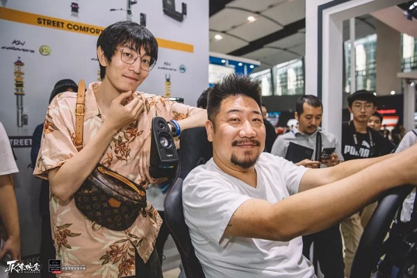 行业变革 转变与机遇 中国埃森改装车展第二日活动燃爆现场