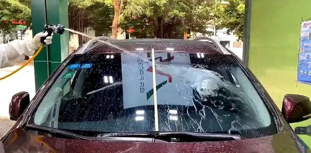 下班遇大雨，雨停再走？我要开车冲进雨里！