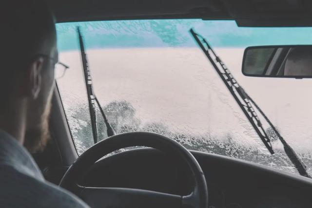 下班遇大雨，雨停再走？我要开车冲进雨里！