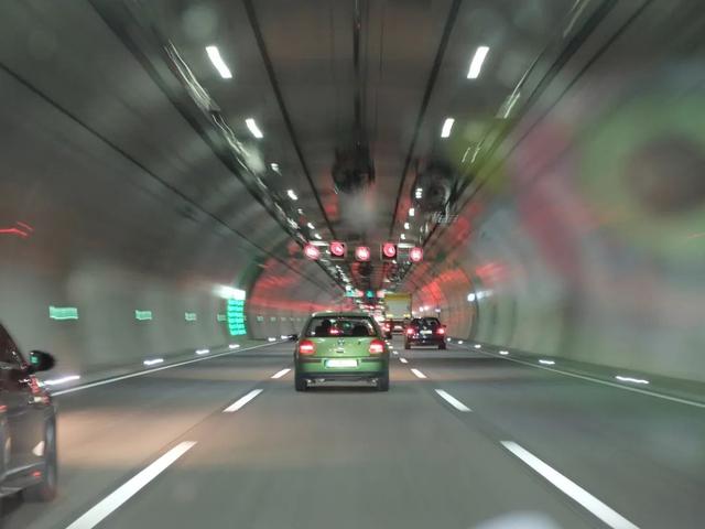 下班遇大雨，雨停再走？我要开车冲进雨里！