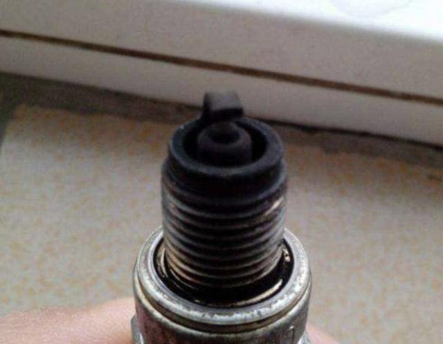 打开火花塞 为什么被烧黑了？