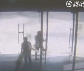 刷屏！被玻璃门割伤手的“小张”引来百万网友帮忙“维权”！