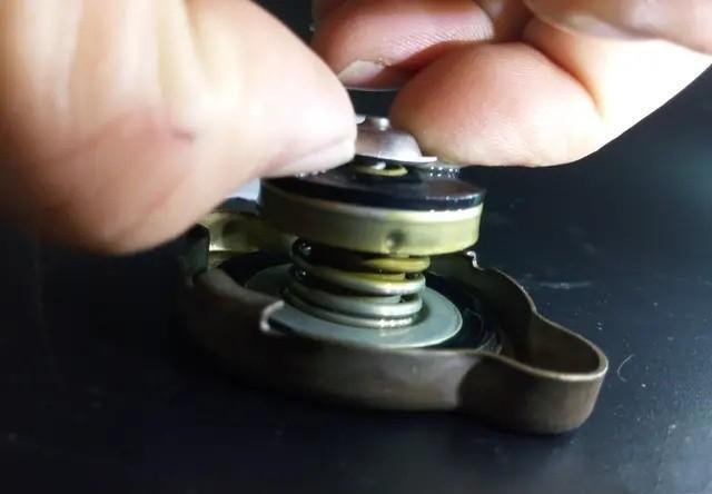 汽车水箱结构不同，加冷却液有讲究？老司机亲自示范给你看