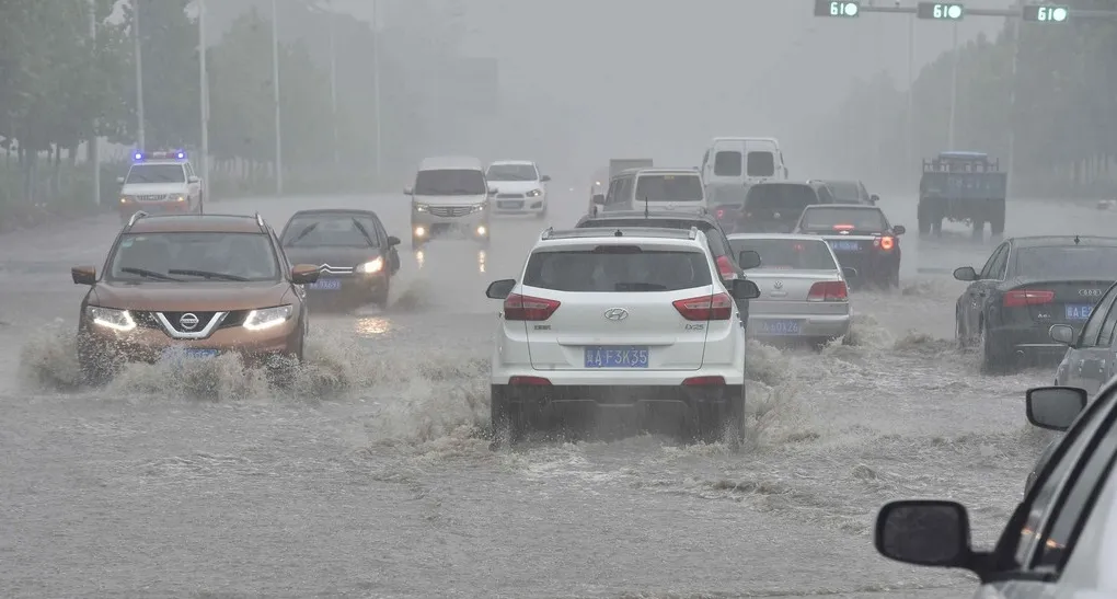 暴雨天开车，千万记住这几点