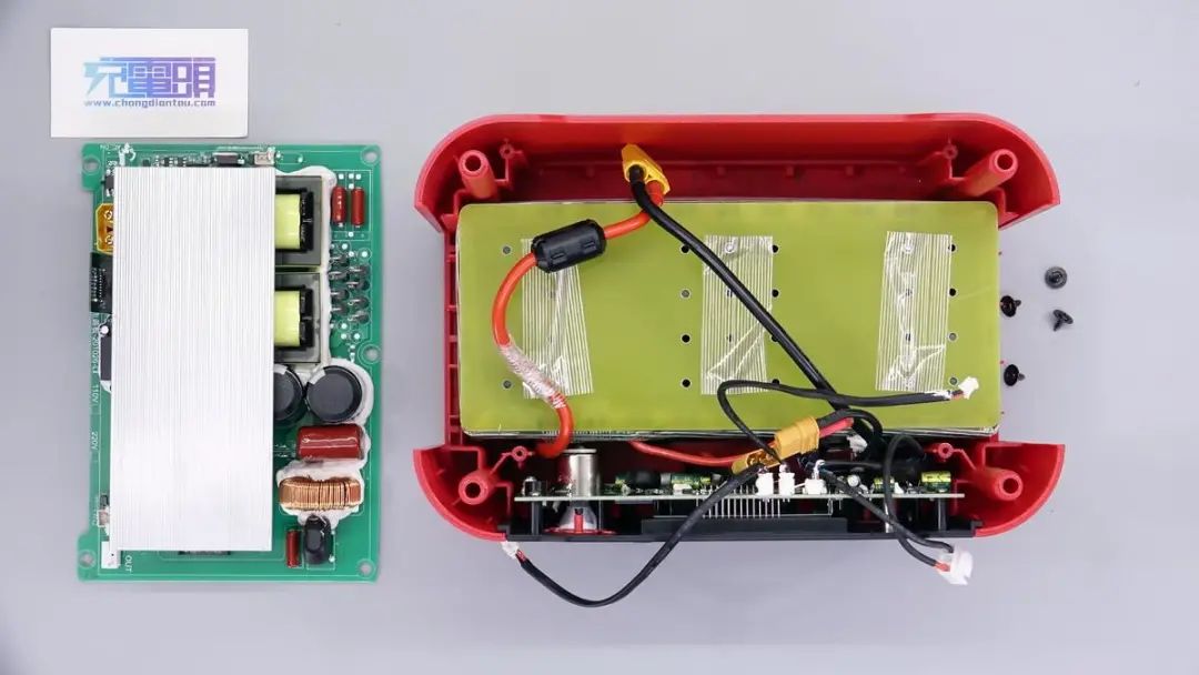 拆解：汽车启动电源巨头卡儿酷旗下卡旺达600W户外电源