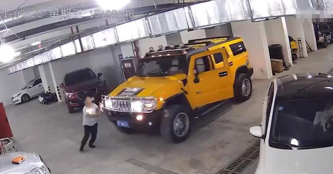 汽修厂3吨重悍马车突然溜车，修车师傅徒手阻挡遭挤压