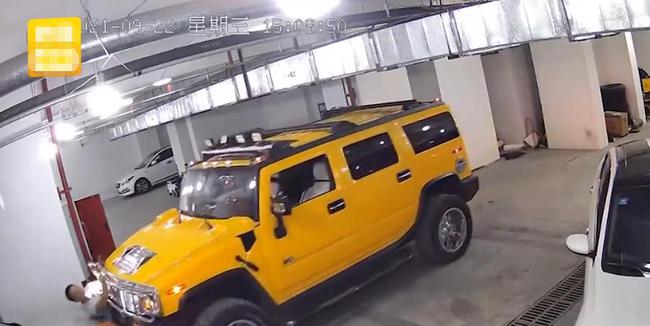 汽修厂3吨重悍马车突然溜车，修车师傅徒手阻挡遭挤压