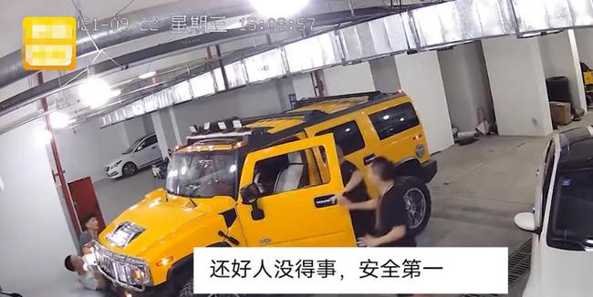 汽修厂3吨重悍马车突然溜车，修车师傅徒手阻挡遭挤压