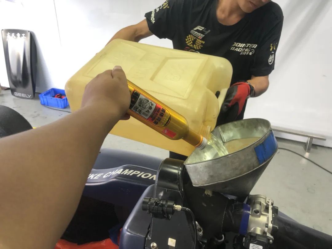 小伙子，你那什么车，赛一下呗