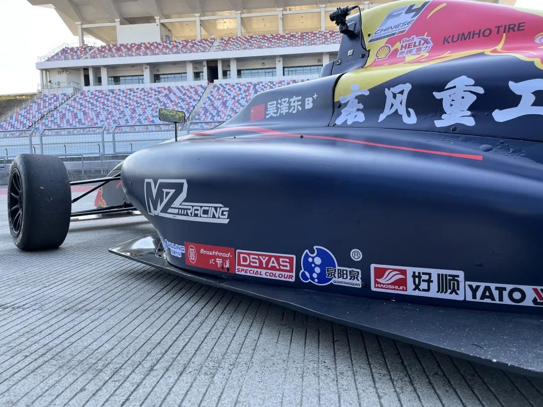 小伙子，你那什么车，赛一下呗