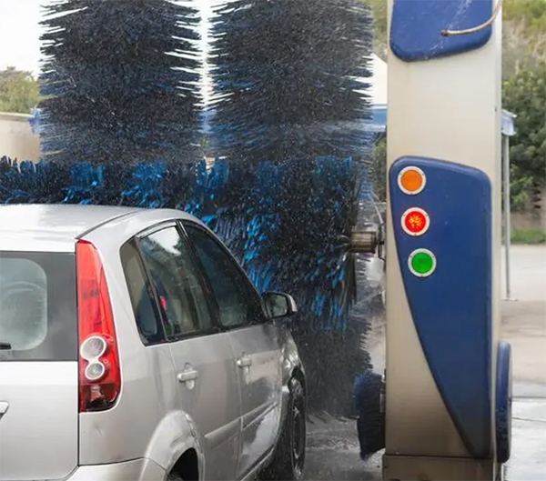 加油站的自动洗车机对车漆有伤害吗？