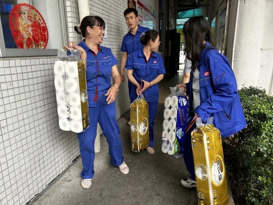 【公司福利】好顺科技为寿星员工送上祝福与礼物
