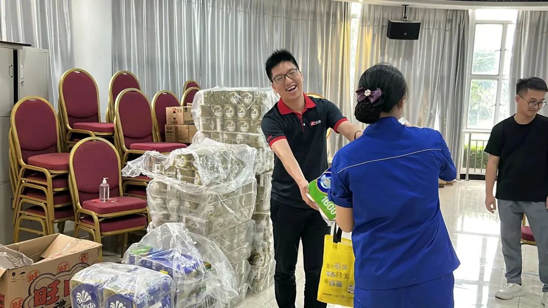 【公司福利】好顺科技为寿星员工送上祝福与礼物