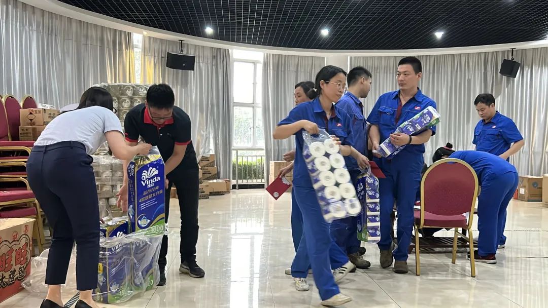 【公司福利】好顺科技为寿星员工送上祝福与礼物