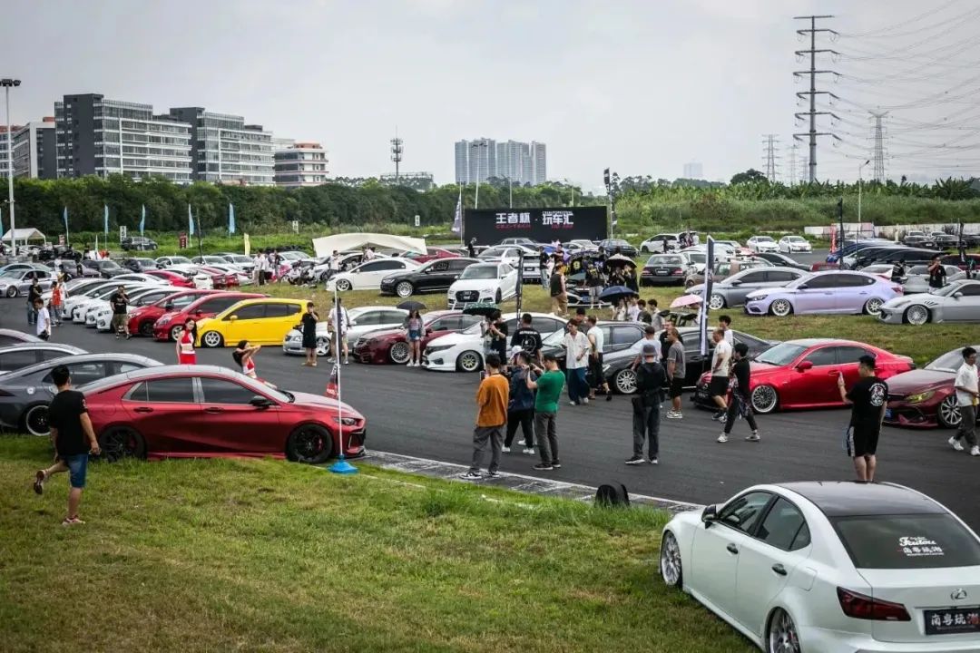 500台车塞满赛道是一种怎样的体验？