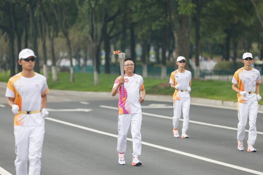 标榜荣耀 | 标榜公司董事长邹尚宏，参加第19届杭州亚运会火炬传递