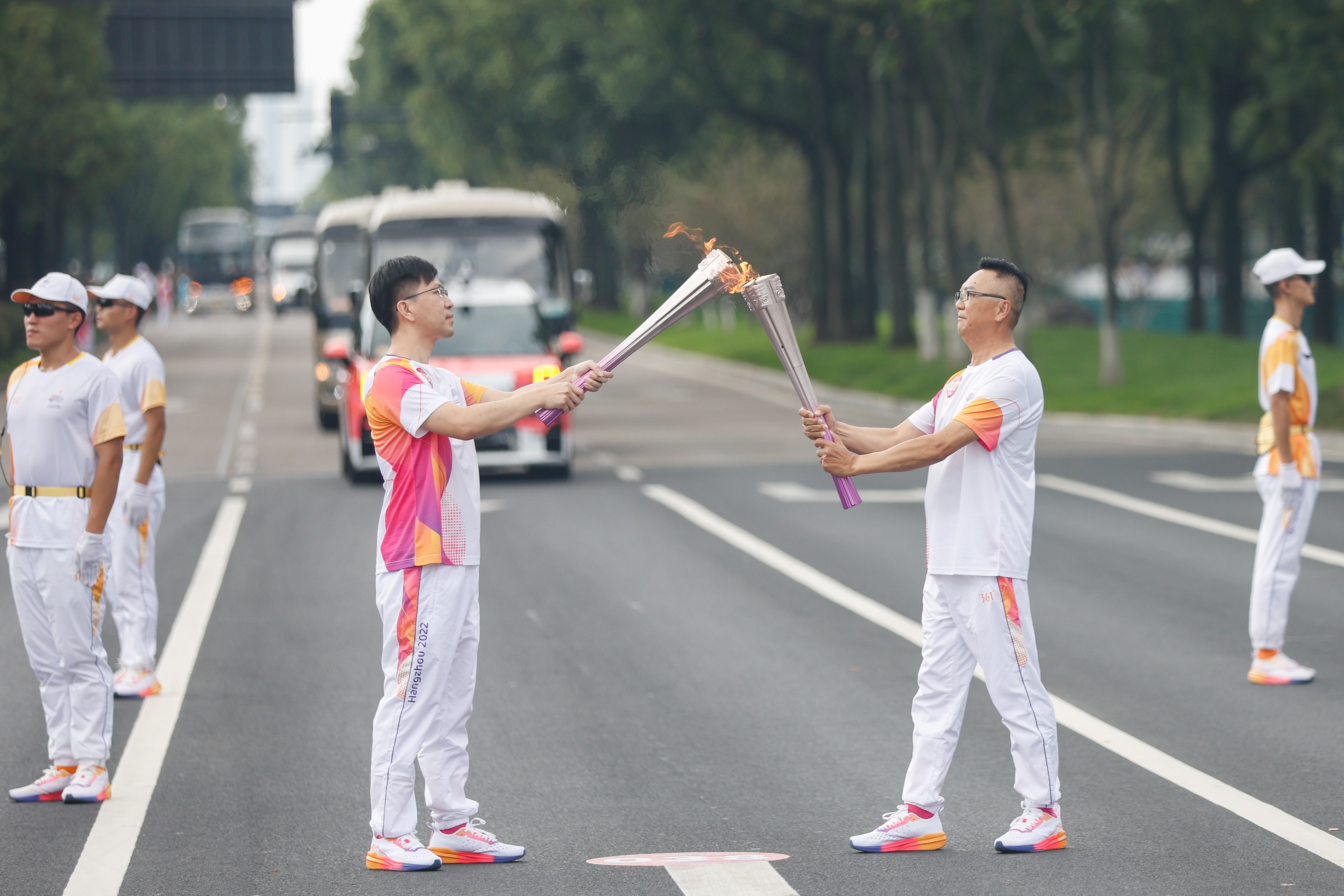 标榜荣耀 | 标榜公司董事长邹尚宏，参加第19届杭州亚运会火炬传递