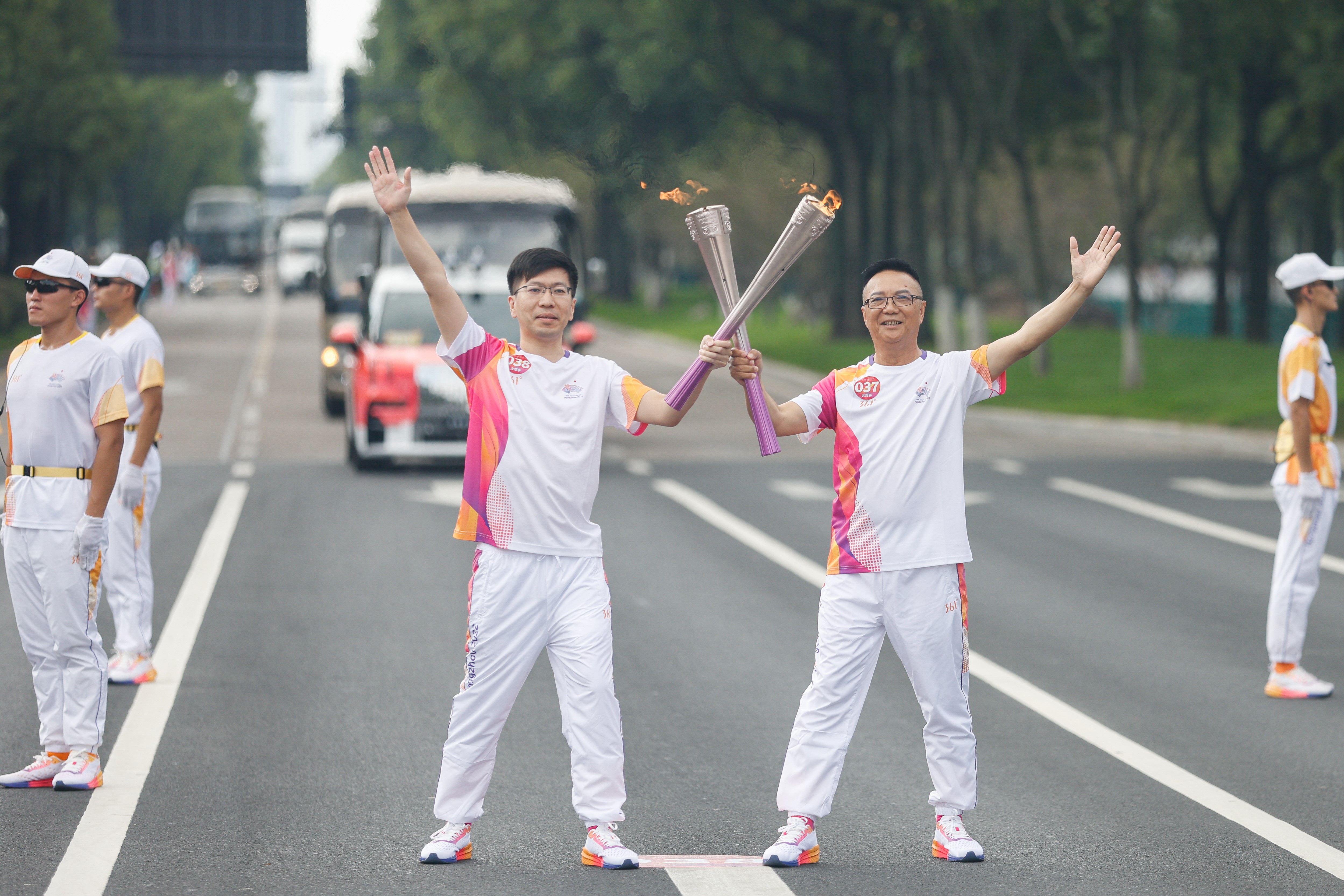 标榜荣耀 | 标榜公司董事长邹尚宏，参加第19届杭州亚运会火炬传递