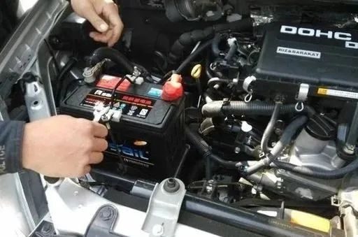 如何判断汽车蓄电池是否需要更换？