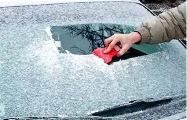 冬天车玻璃结冰，车被冻住了怎么办？据说只有10%的人做对了