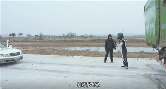 高速路遇紧急情况该踩死刹车还是点刹