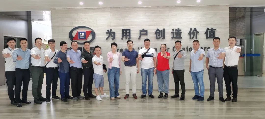越南TMT集团及经销商代表团一行到访五菱共商合作