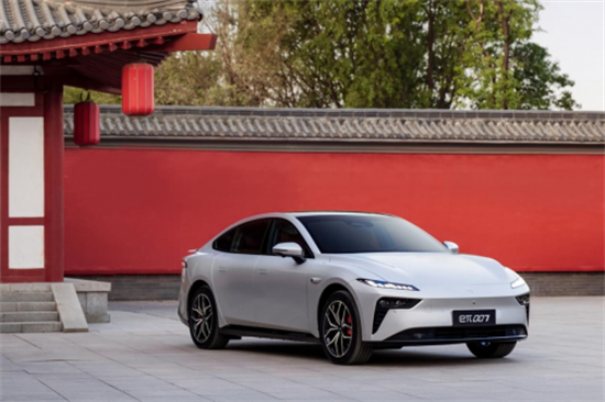 2025 款东风奕派 eπ007：15 万级纯电轿跑里的全能选手，年轻人直接冲！